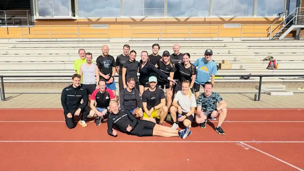 De BeBetter Running Club op de atletiekbaan